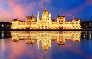 Parlamento di Budapest illuminato